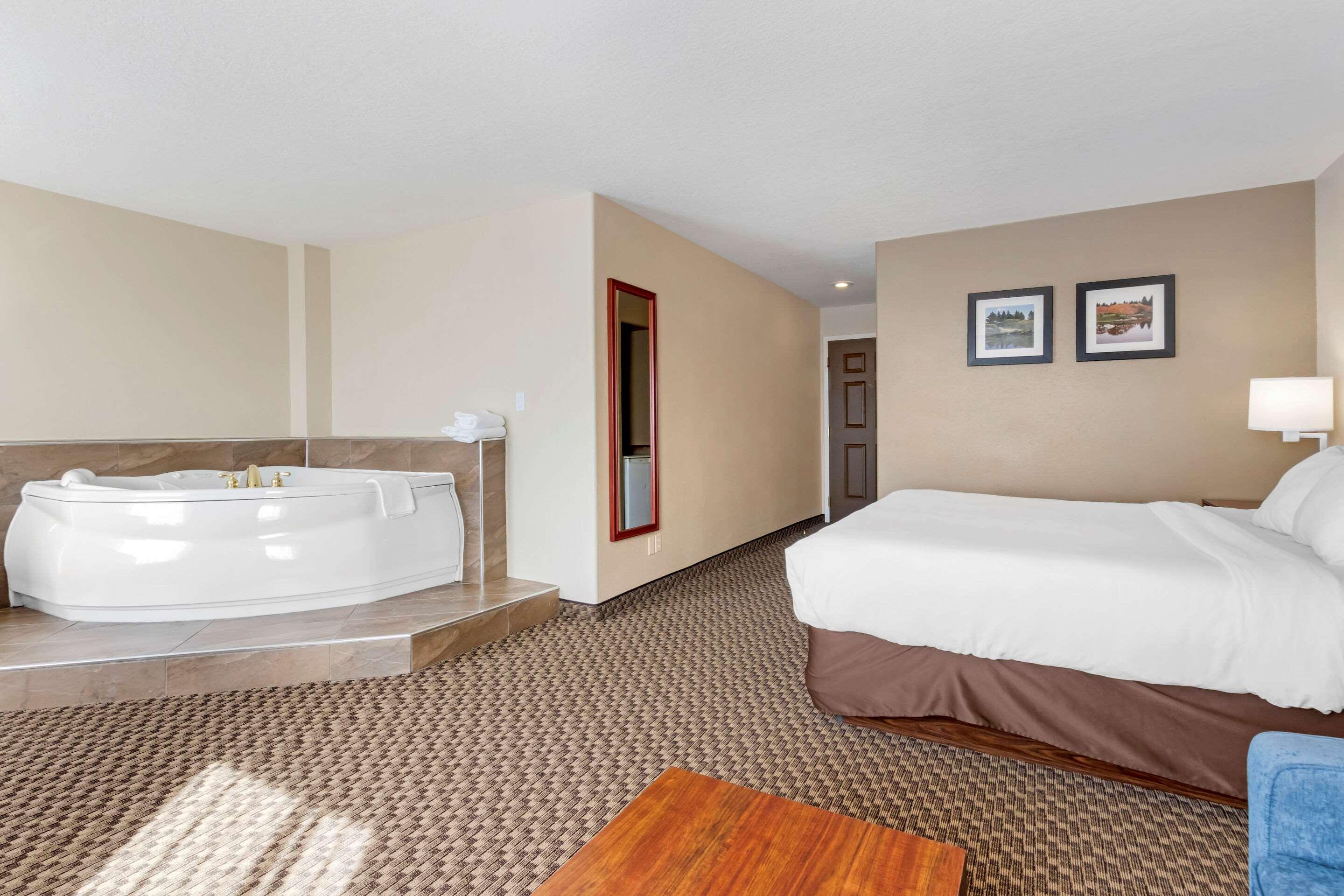 Comfort Inn Lethbridge Exterior photo